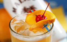 Фрукты на шпажке в молочном коктейле