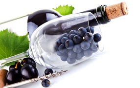 Виноград в бокале для вина