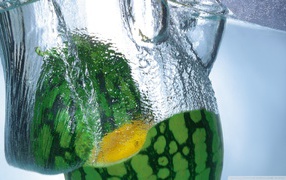 Половинки арбуза в воде