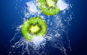 Kiwi slices and ice water