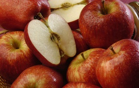 Влага на красных яблоках