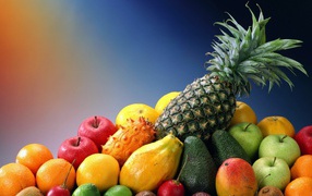 Гора фруктов с ананасом на вершине