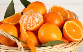 Апельсины в соломенной корзине