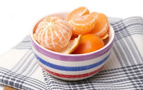 Peeled oranges in a bowl
