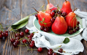 Красные груши и спелые вишни