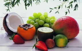 Богатый стол с экзотическими фруктами