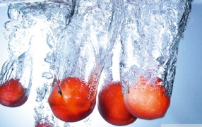 Ripe peaches in water