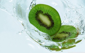Slices of kiwi in water