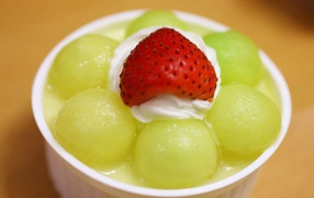 Клубника на зеленом фруктовом мороженом