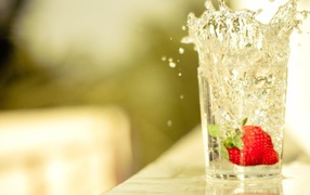 Клубника подняла бурю в стакане