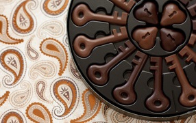 Конфеты из шоколада в форме ключей и сердец