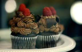 Шоколадные кексы с кофейным кремом и ягодами