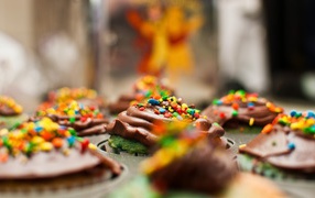 Цветная посыпка на шоколадных кексах