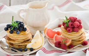 Вкусные блинчики с малиной и голубикой