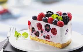 Пирог из творожного желе с ягодами