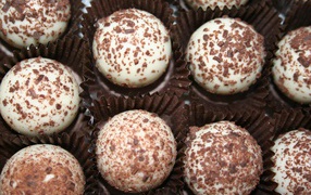 Белые конфеты с шоколадной посыпкой