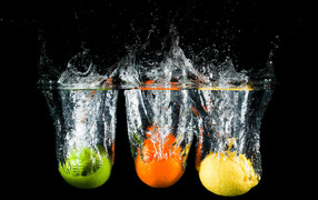 Цитрусы в брызгах воды