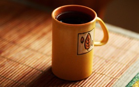 Кофе в высокой желтой чашке