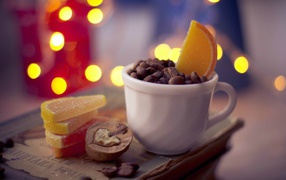 Кофе с мармеладом и орехами
