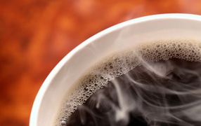 Пенка на горячем дымящемся кофе