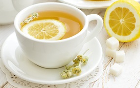 Лимон в травяном чае