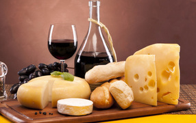 Красное вино и сыр