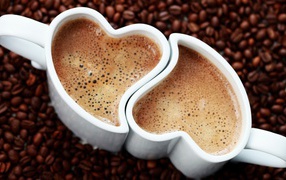 Чашки в форме сердец на кофе