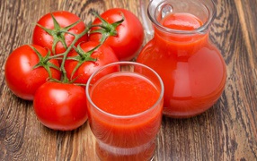 Густой томатный сок на столе