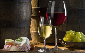 Два бокала с красным и белым вином