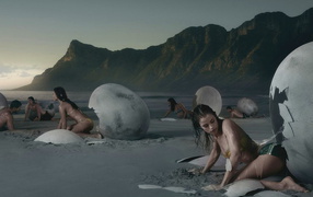 Люди выходят из яиц