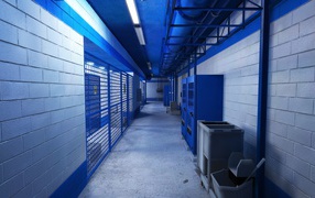 Голубой интерьер подвала, игра Mirror's Edge