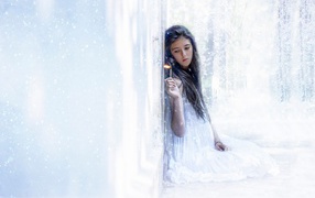 Девушка держит в руке горящую спичку