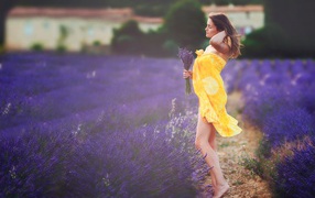 Девушка в желтом платье среди поля лаванды