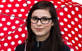 Девушка под красным зонтом в горошек