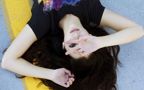 Актриса Эмили Радд лежит на спине