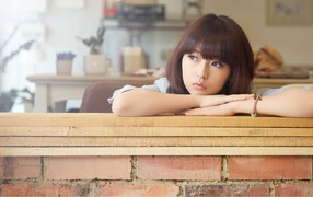 Азиатская модель смотрит в окно