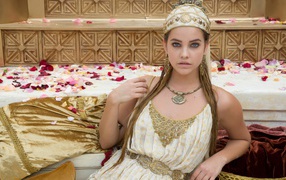 Барбара Палвин в роли Клеопатры