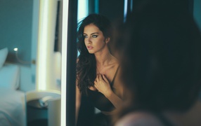 Красивая девушка у зеркала