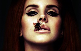 Пчела на губе у девушки