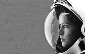Черно белое фото девушки астронавта