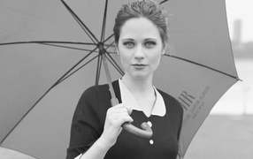 Черно белое фото девушки с зонтом