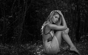 Черно белое фото девушки в лесу