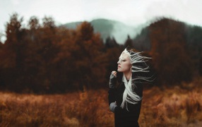 Белокурая девушка в капюшоне