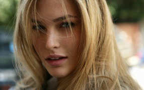 Модель блондинка Бар Рафаэли