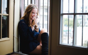 Блондинка пьет вино и смеется