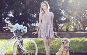 Блондинка с тату на руке выгуливает собаку