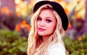Блондинка в черной шляпе Оливия Холт
