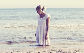 Блондинка стоит в воде