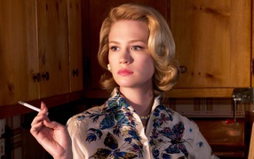 Блондинка с сигаретой в руке