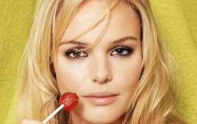 Блондинка с леденцом на палочке